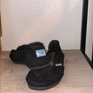 Black lace Toms
